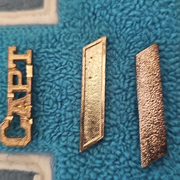 Bundle Of Gold Letterman Medals: Captain, 2 Gold Bars & a Wrestling Medal - Picture 4 of 7